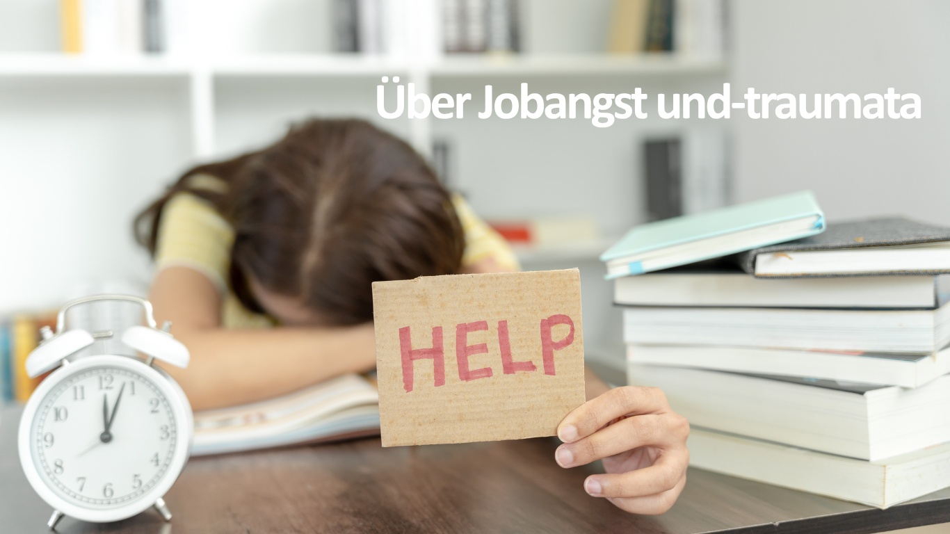 Frau an einem Schreibtisch mit vielen Büchern, überfordert mit Schild "Help" in der Hand. Symbol für Jobangst