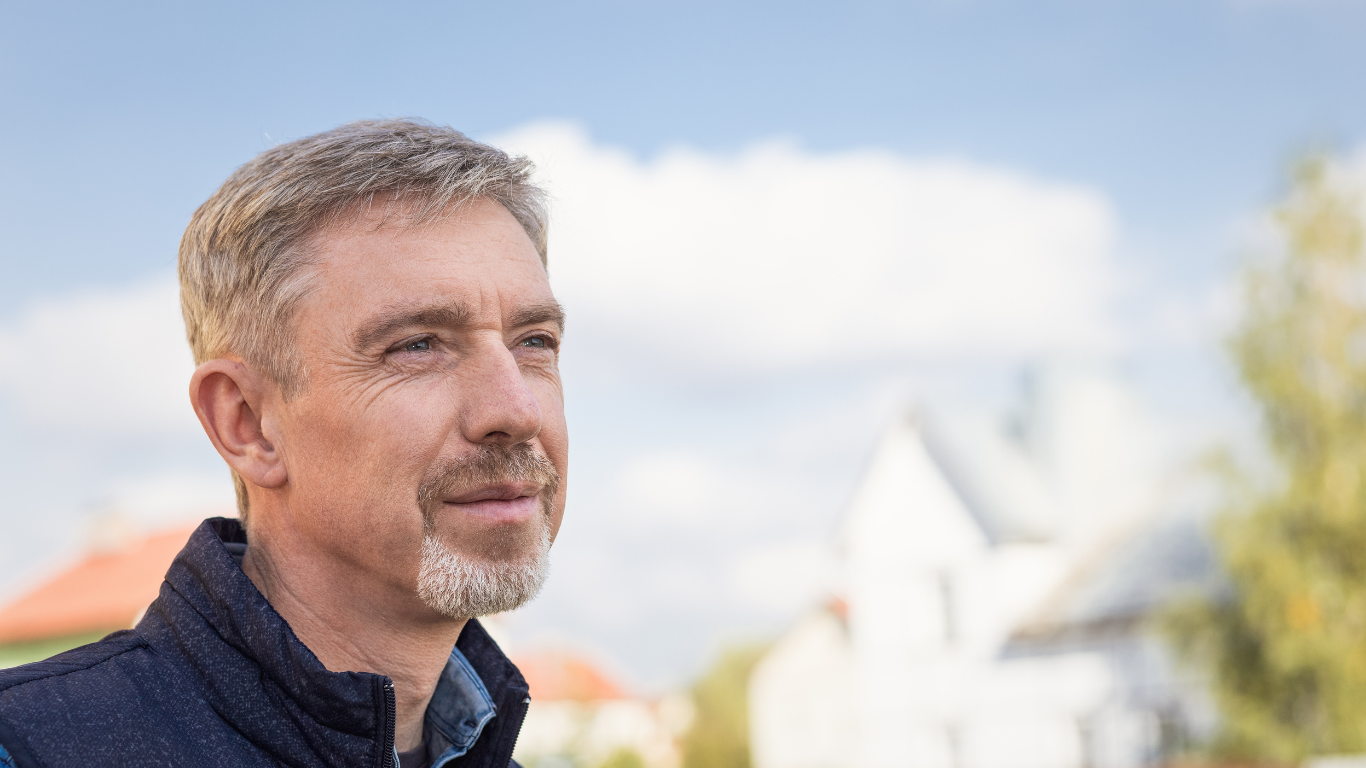 Ein souveräner Mann im Resilienz-Coaching in München blickt zuversichtlich nach vorn, als Symbol für berufliche Neuorientierung in der Arbeitsmarktkrise.