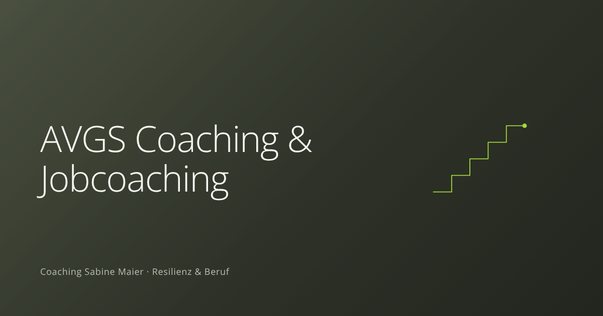 Eine feine hellgrüne Linie teilt sich in zwei Wege, einer davon endet in einem Zielpunkt auf dunklem Olivgrund. Beitragsbild zum Thema AZAV-zertifizierter Bildungsträger, Kategorie AVGS Coaching & Jobcoaching.